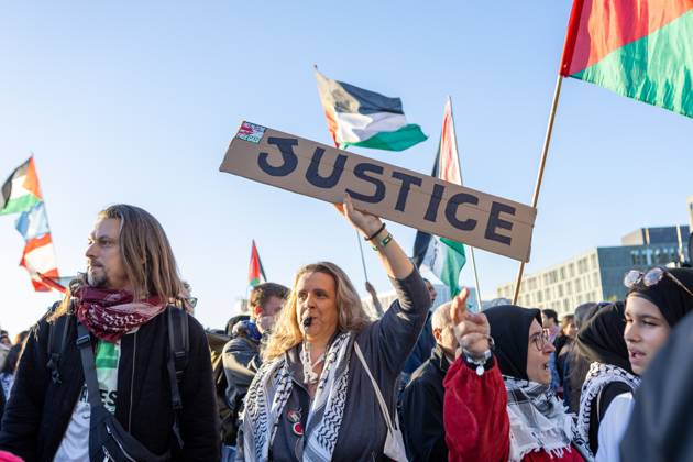 United4Palestine Rally in Berlin BERLIN, GERMANY, OCTOBER 10, 2026: Thousands of demonstrators take part in the United4Palestine rally under the slogan No Peace on Stolen Land in Berlin. Police estimated that around 3,500 people participated in the demonstration, which took place amid extensive security measures and a large police presence. Pro-Israeli counter-protests were also held nearby, with participants expressing opposing views on the Israeli-Palestinian conflict. Berlin Berlin Germany Copyright: x xMariaxCastrox xJNAxPressx