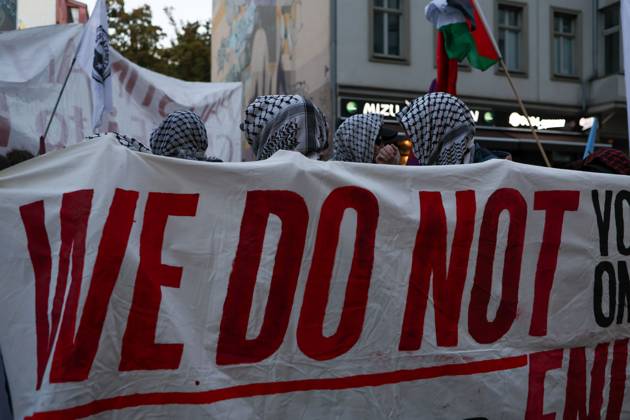United4Palestine Rally in Berlin BERLIN, GERMANY, OCTOBER 10, 2026: Thousands of demonstrators take part in the United4Palestine rally under the slogan No Peace on Stolen Land in Berlin. Police estimated that around 3,500 people participated in the demonstration, which took place amid extensive security measures and a large police presence. Pro-Israeli counter-protests were also held nearby, with participants expressing opposing views on the Israeli-Palestinian conflict. Berlin Berlin Germany Copyright: x xMariaxCastrox xJNAxPressx