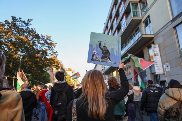 United4Palestine Rally in Berlin BERLIN, GERMANY, OCTOBER 10, 2026: Thousands of demonstrators take part in the United4Palestine rally under the slogan No Peace on Stolen Land in Berlin. Police estimated that around 3,500 people participated in the demonstration, which took place amid extensive security measures and a large police presence. Pro-Israeli counter-protests were also held nearby, with participants expressing opposing views on the Israeli-Palestinian conflict. Berlin Berlin Germany Copyright: x xMariaxCastrox xJNAxPressx