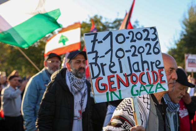 United4Palestine Rally in Berlin BERLIN, GERMANY, OCTOBER 10, 2026: Thousands of demonstrators take part in the United4Palestine rally under the slogan No Peace on Stolen Land in Berlin. Police estimated that around 3,500 people participated in the demonstration, which took place amid extensive security measures and a large police presence. Pro-Israeli counter-protests were also held nearby, with participants expressing opposing views on the Israeli-Palestinian conflict. Berlin Berlin Germany Copyright: x xMariaxCastrox xJNAxPressx