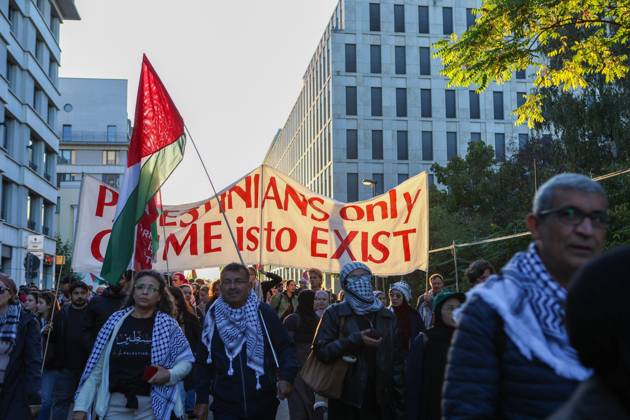 News Bilder des Tages United4Palestine Rally in Berlin BERLIN, GERMANY, OCTOBER 10, 2026: Thousands of demonstrators take part in the United4Palestine rally under the slogan No Peace on Stolen Land? in Berlin. Police estimated that around 3,500 people participated in the demonstration, which took place amid extensive security measures and a large police presence. Pro-Israeli counter-protests were also held nearby, with participants expressing opposing views on the Israeli-Palestinian conflict. Berlin Berlin Germany Copyright: x xMariaxCastrox xJNAxPressx