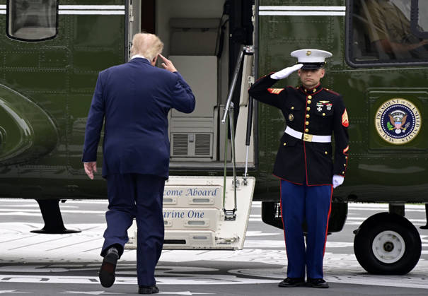 DC: Trump Departs for Clarksville, TN United States President Donald J Trump salutes the Marine Guard as he departs the South Lawn of the White House in Washington, DC, USA, en route Clarksville, Tennessee on Saturday, October 10, 2026. The President will participate in a campaign rally for Tennessee Republican candidates on the ballot in November. Credit: Ron Sachs Pool via CNP Washington District of Columbia United States  Copyright: xPool ABACAx