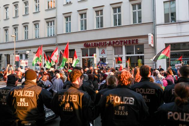 United4Palestine Rally in Berlin BERLIN, GERMANY, OCTOBER 10, 2026: Thousands of demonstrators take part in the United4Palestine rally under the slogan No Peace on Stolen Land in Berlin. Police estimated that around 3,500 people participated in the demonstration, which took place amid extensive security measures and a large police presence. Pro-Israeli counter-protests were also held nearby, with participants expressing opposing views on the Israeli-Palestinian conflict. Berlin Berlin Germany Copyright: x xMariaxCastrox xJNAxPressx