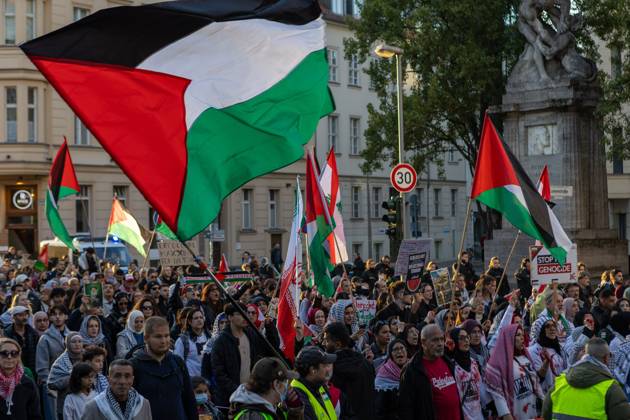 United4Palestine Rally in Berlin BERLIN, GERMANY, OCTOBER 10, 2026: Thousands of demonstrators take part in the United4Palestine rally under the slogan No Peace on Stolen Land in Berlin. Police estimated that around 3,500 people participated in the demonstration, which took place amid extensive security measures and a large police presence. Pro-Israeli counter-protests were also held nearby, with participants expressing opposing views on the Israeli-Palestinian conflict. Berlin Berlin Germany Copyright: x xMariaxCastrox xJNAxPressx
