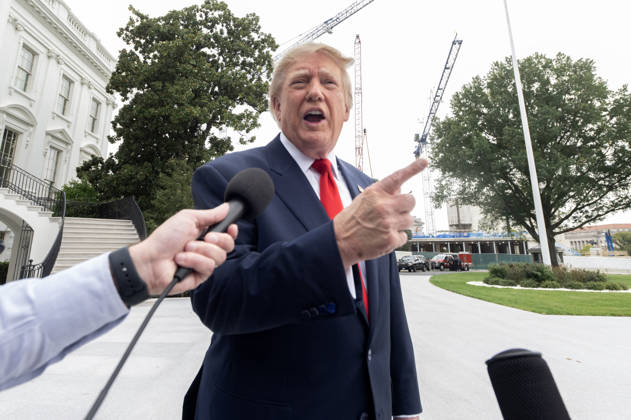 DC: Trump Departs for Clarksville, TN United States President Donald J Trump speaks to the media prior to departing the South Lawn of the White House in Washington, DC, USA, en route Clarksville, Tennessee on Saturday, October 10, 2026. The President will participate in a campaign rally for Tennessee Republican candidates on the ballot in November. Credit: Ron Sachs Pool via CNP Washington District of Columbia United States  Copyright: xPool ABACAx