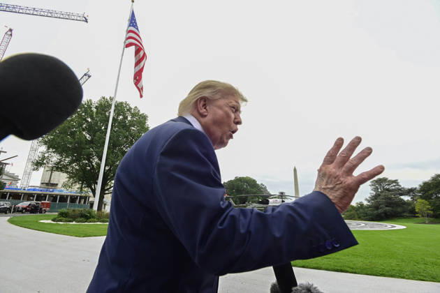 DC: Trump Departs for Clarksville, TN United States President Donald J Trump speaks to the media prior to departing the South Lawn of the White House in Washington, DC, USA, en route Clarksville, Tennessee on Saturday, October 10, 2026. The President will participate in a campaign rally for Tennessee Republican candidates on the ballot in November. Credit: Ron Sachs Pool via CNP Washington District of Columbia United States  Copyright: xPool ABACAx