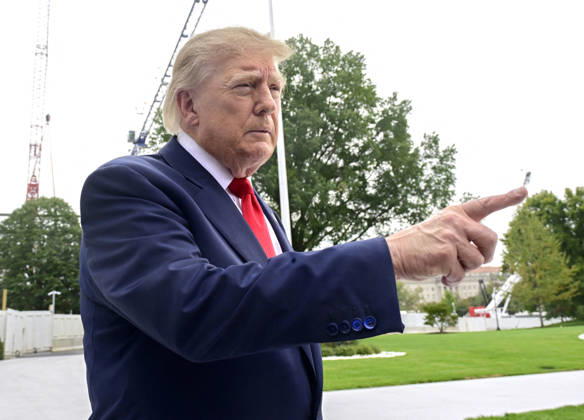DC: Trump Departs for Clarksville, TN United States President Donald J Trump speaks to the media prior to departing the South Lawn of the White House in Washington, DC, USA, en route Clarksville, Tennessee on Saturday, October 10, 2026. The President will participate in a campaign rally for Tennessee Republican candidates on the ballot in November. Credit: Ron Sachs Pool via CNP Washington District of Columbia United States  Copyright: xPool ABACAx
