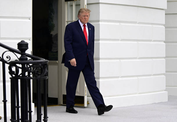 DC: Trump Departs for Clarksville, TN United States President Donald J Trump departs the South Lawn of the White House in Washington, DC, USA, en route Clarksville, Tennessee on Saturday, October 10, 2026. The President will participate in a campaign rally for Tennessee Republican candidates on the ballot in November. Credit: Ron Sachs Pool via CNP Washington District of Columbia United States  Copyright: xPool ABACAx