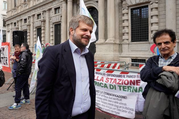 October 10, 2026, Milan, Italy: MILAN, ITALY Ã¢â‚¬ OCTOBER 10, 2026: Protesters gather for a sit-in in Piazza della Scala in central Milan to oppose the development of new data centers across Lombardy and Italy. The demonstration is organized by the Rete dei Comitati No Data Center (No Data Center Committee Network), which is calling for a moratorium on permits for new facilities. The group also urges public authorities to conduct thorough environmental, urban planning and regional assessments before approving projects. For approved facilities that have not yet begun operating, campaigners are calling for reviews to be reopened if potential microclimate effects and cumulative impacts with existing facilities were not adequately assessed.  - ZUMAq101 20261010_zna_q101_175 Copyright: xCalogeroxRussox