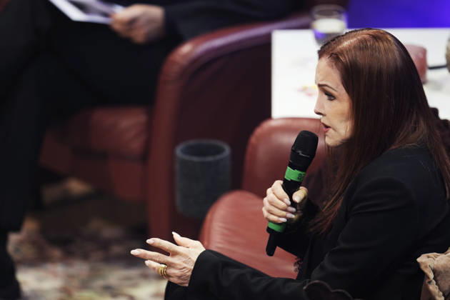 Priscilla Presley on stage with her talk show *An Evening with Priscilla Presley* at Haga Konserthall in Gothenburg, Sweden, on October 10, 2026 GOTHENBURG SWEDEN x9200x Copyright: xBjörnxLarssonxRosvall TTx PRISCILLA PRESLEY IN GOTHENBURG Wjp2SAdm0OQ