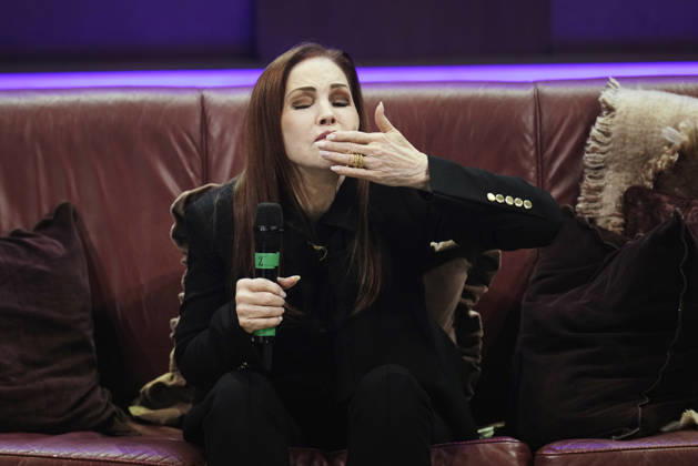 Priscilla Presley on stage with her talk show *An Evening with Priscilla Presley* at Haga Konserthall in Gothenburg, Sweden, on October 10, 2026 GOTHENBURG SWEDEN x9200x  Copyright: xBjörnxLarssonxRosvall TTx PRISCILLA PRESLEY IN GOTHENBURG WxF-G_hRHwE