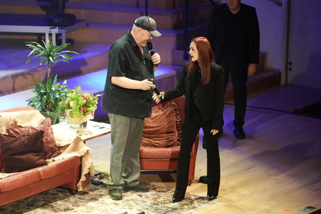 Priscilla Presley on stage with her talk show *An Evening with Priscilla Presley* at Haga Konserthall in Gothenburg, Sweden, on October 10, 2026 GÖTEBORG SWEDEN x9200x Copyright: xBjörnxLarssonxRosvall TTx PRISCILLA PRESLEY IN GOTHENBURG hyLQvojEJMY