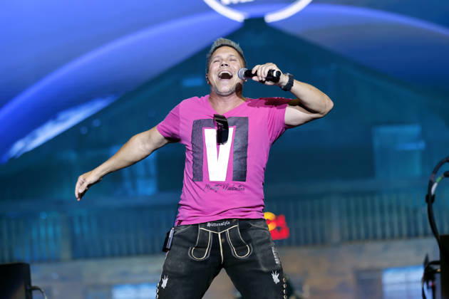 Musiker Matty Valentino bei dem Partyschlager-Event Mountain Mania (der größten Apres-Ski-Party seit Erfindung des Winters) in der Lanxess-Arena. Köln, 10.10.2026 NRW Deutschland Copyright: xChristophxHardtx