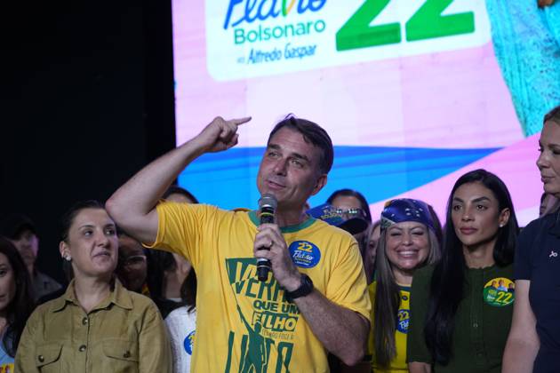 Flavio Bolsonaro meets female supporters in Rio RIO DE JANEIRO, BRAZIL, OCTOBER 10, 2026: Brazilian presidential candidate Flavio Bolsonaro addresses female supporters during a campaign event in Rio de Janeiro ahead of the October 25 presidential runoff election against incumbent President Luiz Inacio Lula da Silva. Bolsonaro met with women leaders and supporters to discuss women s participation in politics, family support and social inclusion policies, including assistance for mothers and families of children with special needs. The event formed part of his campaign efforts to mobilize voters ahead of the second round. Rio de Janeiro Brazil Copyright: x xMarianaxGreifx xJNAxPressx