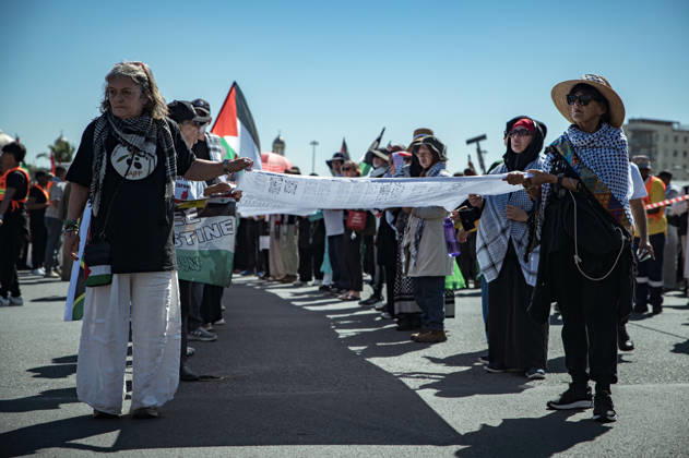 Pro-Palestine Global Mass March in Cape Town Pro-Palestinian demostrators carry a twenty metre shroud bearing the names of over 20,000 palestinian children killed in Gaza towards the Cape Town CBD, South Africa on 10 October 2026. Thousands of people marched through central Cape Town as part of a coordinated Global Day of Action for Palestine. More than 200 organisations mobilised demonstrations across at least 60 countries and 250 locations, marking three years since the start of Israels military campaign in Gaza. Cape Town was the centre of the African leg, with 32 actions across 10 countries. Cape Town South Africa  Copyright: xMatrixxImagesx xLeighxGroenemeyex