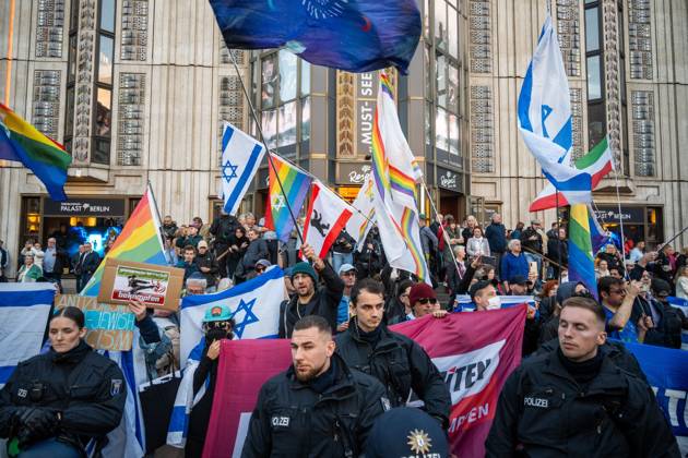 October 10, 2026, Berlin, Germany: BERLIN, GERMANY, OCTOBER 10, 2026: Thousands of pro-Palestinian demonstrators march through central Berlin during the United4Palestine rally under the slogan No Peace on Stolen Land. Protesters called for an end to the Israeli occupation of Palestinian territories and demanded that Germany end its political and military support for Israel. Organizers estimated attendance at 20,000 people, while Berlin police reported approximately 3,500 participants. Smaller pro-Israel counter-demonstrations were also held in the German capital amid a significant police presence. Berlin Germany  - ZUMAq101 20261010_zna_q101_366 Copyright: xJessxFlomx