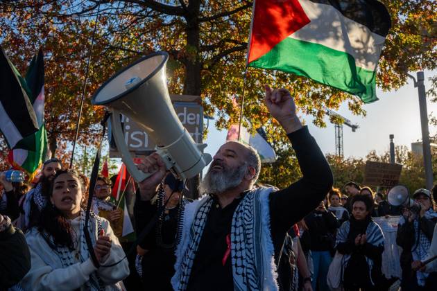 October 10, 2026, Berlin, Germany: BERLIN, GERMANY, OCTOBER 10, 2026: Thousands of pro-Palestinian demonstrators march through central Berlin during the United4Palestine rally under the slogan No Peace on Stolen Land. Protesters called for an end to the Israeli occupation of Palestinian territories and demanded that Germany end its political and military support for Israel. Organizers estimated attendance at 20,000 people, while Berlin police reported approximately 3,500 participants. Smaller pro-Israel counter-demonstrations were also held in the German capital amid a significant police presence. Berlin Germany  - ZUMAq101 20261010_zna_q101_369 Copyright: xJessxFlomx