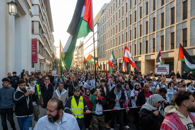 October 10, 2026, Berlin, Germany: BERLIN, GERMANY, OCTOBER 10, 2026: Thousands of pro-Palestinian demonstrators march through central Berlin during the United4Palestine rally under the slogan No Peace on Stolen Land. Protesters called for an end to the Israeli occupation of Palestinian territories and demanded that Germany end its political and military support for Israel. Organizers estimated attendance at 20,000 people, while Berlin police reported approximately 3,500 participants. Smaller pro-Israel counter-demonstrations were also held in the German capital amid a significant police presence. Berlin Germany - ZUMAq101 20261010_zna_q101_367 Copyright: xJessxFlomx
