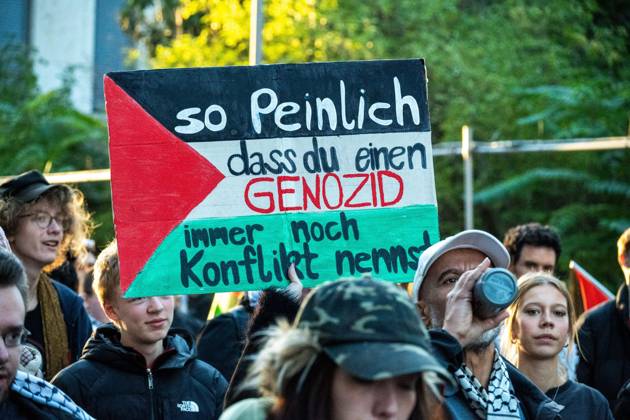 October 10, 2026, Berlin, Germany: BERLIN, GERMANY, OCTOBER 10, 2026: Thousands of pro-Palestinian demonstrators march through central Berlin during the United4Palestine rally under the slogan No Peace on Stolen Land. Protesters called for an end to the Israeli occupation of Palestinian territories and demanded that Germany end its political and military support for Israel. Organizers estimated attendance at 20,000 people, while Berlin police reported approximately 3,500 participants. Smaller pro-Israel counter-demonstrations were also held in the German capital amid a significant police presence. Berlin Germany - ZUMAq101 20261010_zna_q101_368 Copyright: xJessxFlomx