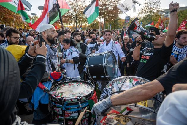 October 10, 2026, Berlin, Germany: BERLIN, GERMANY, OCTOBER 10, 2026: Thousands of pro-Palestinian demonstrators march through central Berlin during the United4Palestine rally under the slogan No Peace on Stolen Land. Protesters called for an end to the Israeli occupation of Palestinian territories and demanded that Germany end its political and military support for Israel. Organizers estimated attendance at 20,000 people, while Berlin police reported approximately 3,500 participants. Smaller pro-Israel counter-demonstrations were also held in the German capital amid a significant police presence. Berlin Germany - ZUMAq101 20261010_zna_q101_371 Copyright: xJessxFlomx