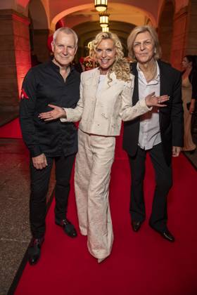 ABB HOPEGALA- Dirk Michaelis, Victoria Herrmann und Rüdiger Ritchie Barton zu Gast auf dem roten Teppich bei der Hope Gala 2026 im Schauspielhaus Dresden am 10.10.2026 in Dresden Sachsen Deutschland