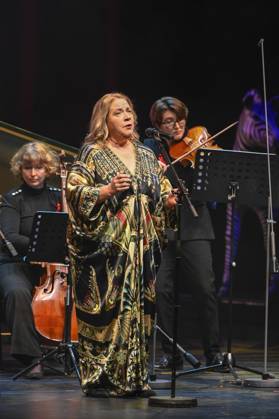 ABB HOPEGALA- Cathy Kelly singen auf der Buehne bei der Hope Gala 2026 im Schauspielhaus Dresden am 10.10.2026 in Dresden Sachsen Deutschland