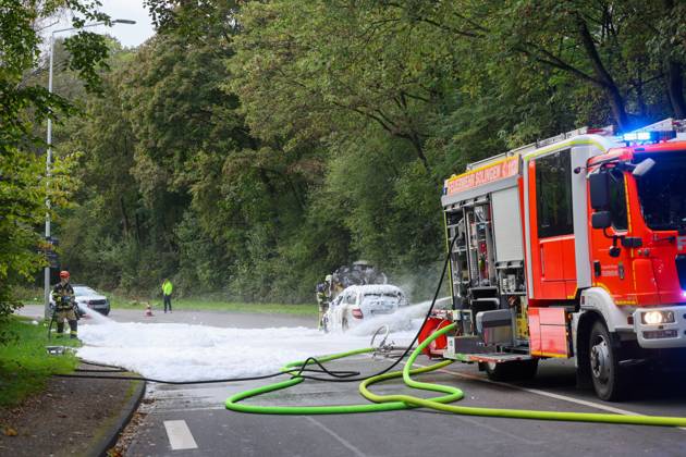 PKW brannte - auslaufender Kraftstoff brannte auf allen Fahrspuren Eine große Rauchsäule wies den Feuerwehrleuten am Samstagnachmittag gegen 16:20 Uhr bereits den Weg zum Brandort. Auf der Straße Frankfurter Damm war ein Mercedes PKW in Richtung Wald fahrend, plötzlich in Flammen aufgegangen. Andere Autofahrer hatten den Pkw-Fahrer durch Hupen auf einen Entstehungsbrand am Fahrzeug hingewiesen. Kurz nachdem der junge Mann den PKW zum Stillstand gebracht hatte riss offenbar eine Kraftstoffleitung und brennender Kraftstoff lief die Straße entlang. Als die Einsatzkräfte der Solinger Feuerwehr eintrafen, brannte es bereits großflächig auf beiden Fahrspuren. Unverzüglich wurde eine Brandbekämpfung eingeleitet, hierbei unterstützten
