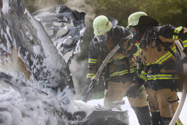 PKW brannte - auslaufender Kraftstoff brannte auf allen Fahrspuren Eine große Rauchsäule wies den Feuerwehrleuten am Samstagnachmittag gegen 16:20 Uhr bereits den Weg zum Brandort. Auf der Straße Frankfurter Damm war ein Mercedes PKW in Richtung Wald fahrend, plötzlich in Flammen aufgegangen. Andere Autofahrer hatten den Pkw-Fahrer durch Hupen auf einen Entstehungsbrand am Fahrzeug hingewiesen. Kurz nachdem der junge Mann den PKW zum Stillstand gebracht hatte riss offenbar eine Kraftstoffleitung und brennender Kraftstoff lief die Straße entlang. Als die Einsatzkräfte der Solinger Feuerwehr eintrafen, brannte es bereits großflächig auf beiden Fahrspuren. Unverzüglich wurde eine Brandbekämpfung eingeleitet, hierbei unterstützten