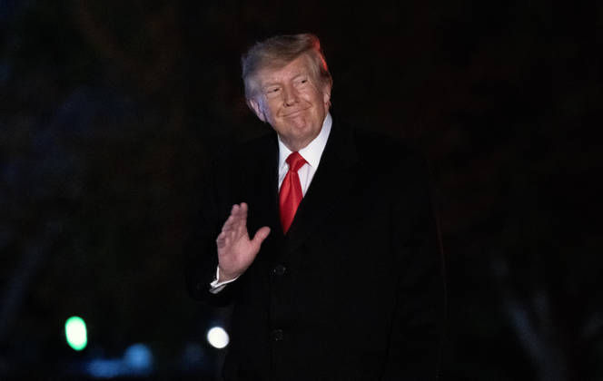 DC: Trump Returns from Clarksville, TN United States President Donald J Trump smiles and waves to the media as he walks to the residence on the South Lawn of the White House in Washington, DC, USA, from Clarksville, Tennessee, following a campaign rally for Tennessee Republican candidates on the ballot in November, on Saturday, October 10, 2026. Credit: Ron Sachs Pool via CNP Washington District of Columbia United States  Copyright: xPool ABACAx