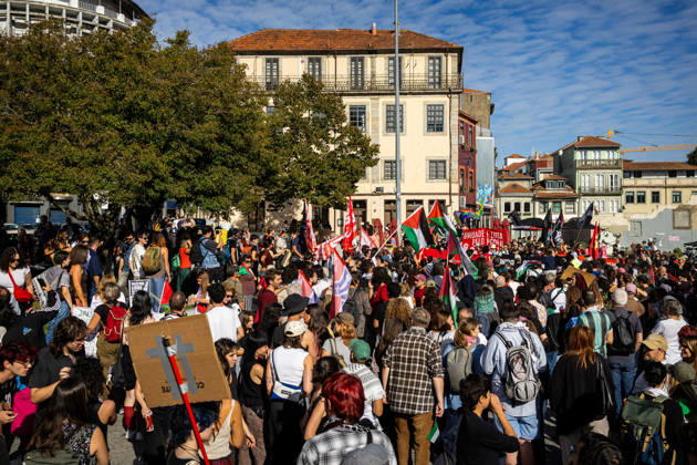 Palestine Solidarity March in Porto - 10 Oct 2026 Participants carrying Palestinian flags and placards gather at Praça dos Poveiros at the beginning of a Palestine solidarity march. Hundreds of demonstrators gathered in Porto for a Palestine solidarity march calling for an end to the war in Gaza and support for Palestinian rights. The march began at Praça dos Poveiros and concluded at Praça D. João I. Porto Portugal Copyright: xDiogoxBaptistax xSOPAxImagesx DB_20261010FreePalestinePorto_0004