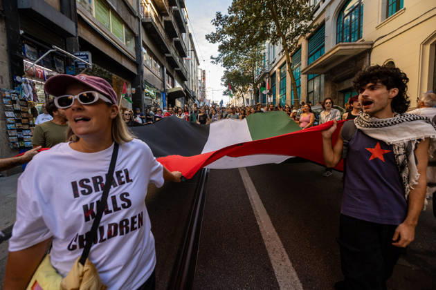 Palestine Solidarity March in Porto - 10 Oct 2026 Demonstrators carry a large Palestinian flag while marching through central Porto during a Palestine solidarity demonstration. Hundreds of demonstrators gathered in Porto for a Palestine solidarity march calling for an end to the war in Gaza and support for Palestinian rights. The march began at Praça dos Poveiros and concluded at Praça D. João I. Porto Portugal Copyright: xDiogoxBaptistax xSOPAxImagesx DB_20261010FreePalestinePorto_0014