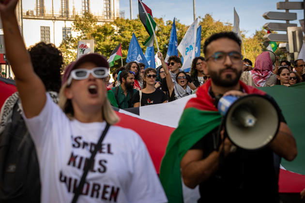 Palestine Solidarity March in Porto - 10 Oct 2026 Demonstrators carrying Palestinian flags chant slogans at the beginning of a march in solidarity with Palestine. Hundreds of demonstrators gathered in Porto for a Palestine solidarity march calling for an end to the war in Gaza and support for Palestinian rights. The march began at Praça dos Poveiros and concluded at Praça D. João I. Porto Portugal Copyright: xDiogoxBaptistax xSOPAxImagesx DB_20261010FreePalestinePorto_0009