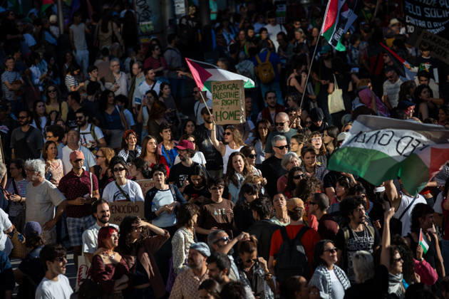 October 10, 2026, Porto, Portugal: Participants with Palestinian flags and placards gather at Praca D. Joao I at the end of a Palestine solidarity march. Hundreds of demonstrators gathered in Porto for a Palestine solidarity march calling for an end to the war in Gaza and support for Palestinian rights. The march began at Praca dos Poveiros and concluded at Praca D. Joao I. Porto Portugal - ZUMAs197 20261010_aaa_s197_445 Copyright: xDiogoxBaptistax