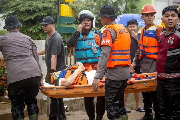 (261011) -- PADANG, Oct. 11, 2026 -- Rescuers evacuate a resident from floodwaters after heavy rain hit Padangn in West Sumatra Province, Indonesia, Oct. 10, 2026. (Photo by Xinhua) INDONESIA-PADANG-FLOOD AndrixMardinsyah 