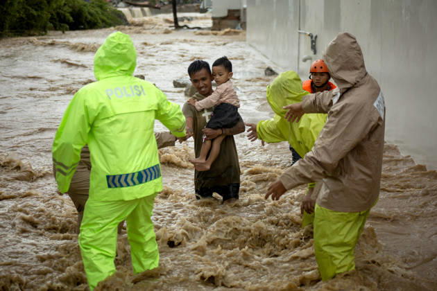 (261011) -- PADANG, Oct. 11, 2026 -- Rescuers evacuate residents from floodwaters after heavy rain hit Padang in West Sumatra Province, Indonesia, Oct. 10, 2026. (Photo by Xinhua) INDONESIA-PADANG-FLOOD AndrixMardinsyah 