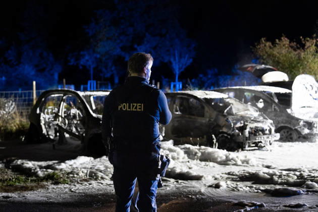 Drei Autos in Vollbrand Polizei ermittelt wegen Brandstiftung Seitenscheiben eingeworfen Am 11.10.2026 brannten gegen 00:20 Uhr in der Kapellenstraße im Rödermarker Stadtteil Ober-Roden auf einem privaten Schotterparkplatz drei Pkw in Vollbrand. Die Feuerwehr Rödermark Ober-Roden löschte die Fahrzeuge mit Schaum, von ihnen blieb laut Polizei nur das Chassis erkennbar. Ein Übergreifen auf die Pkw links und rechts wurde verhindert, vor Ort waren 14 Einsatzkräfte der Feuerwehr und 2 Beamte der Polizei. Bei weiteren abgestellten Pkw waren die Seitenscheiben augenscheinlich eingeworfen worden, die Polizei ermittelt wegen Vandalismus und Brandstiftung. Der Gesamtschaden wird auf etwa 15.000 Euro geschätzt. Rödermark Ober-Roden Hes