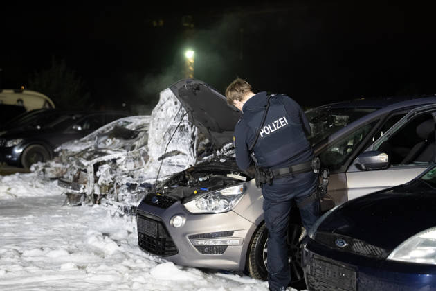 Drei Autos in Vollbrand Polizei ermittelt wegen Brandstiftung Seitenscheiben eingeworfen Am 11.10.2026 brannten gegen 00:20 Uhr in der Kapellenstraße im Rödermarker Stadtteil Ober-Roden auf einem privaten Schotterparkplatz drei Pkw in Vollbrand. Die Feuerwehr Rödermark Ober-Roden löschte die Fahrzeuge mit Schaum, von ihnen blieb laut Polizei nur das Chassis erkennbar. Ein Übergreifen auf die Pkw links und rechts wurde verhindert, vor Ort waren 14 Einsatzkräfte der Feuerwehr und 2 Beamte der Polizei. Bei weiteren abgestellten Pkw waren die Seitenscheiben augenscheinlich eingeworfen worden, die Polizei ermittelt wegen Vandalismus und Brandstiftung. Der Gesamtschaden wird auf etwa 15.000 Euro geschätzt. Rödermark Ober-Roden Hes