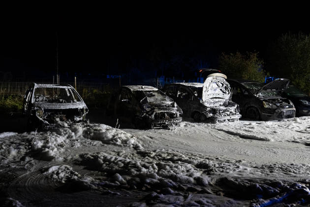 Drei Autos in Vollbrand Polizei ermittelt wegen Brandstiftung Seitenscheiben eingeworfen Am 11.10.2026 brannten gegen 00:20 Uhr in der Kapellenstraße im Rödermarker Stadtteil Ober-Roden auf einem privaten Schotterparkplatz drei Pkw in Vollbrand. Die Feuerwehr Rödermark Ober-Roden löschte die Fahrzeuge mit Schaum, von ihnen blieb laut Polizei nur das Chassis erkennbar. Ein Übergreifen auf die Pkw links und rechts wurde verhindert, vor Ort waren 14 Einsatzkräfte der Feuerwehr und 2 Beamte der Polizei. Bei weiteren abgestellten Pkw waren die Seitenscheiben augenscheinlich eingeworfen worden, die Polizei ermittelt wegen Vandalismus und Brandstiftung. Der Gesamtschaden wird auf etwa 15.000 Euro geschätzt. Rödermark Ober-Roden Hes