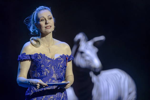 Ruth Moschner moderiert die 18. HOPE Gala (gemeinsam mit Benjamin Bieneck) im Schauspielhaus Dresden. Die HOPE-Gala Dresden ist eine Benefizveranstaltung, die das Kinderprojekt HOPE Cape Town in Südafrika in seinem Engagement für Gesundheit, Förderung und Bildung von Kindern und jungen Erwachsenen in den Townships rund um Kapstadt unterstützt.
