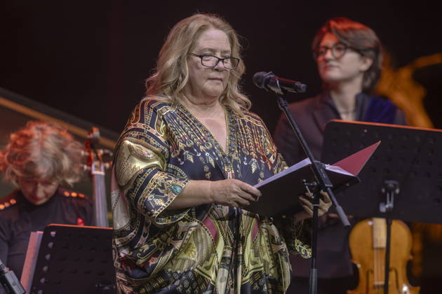 Auftritt von Kathy Kelly & Camerata Musikus(s) mit Milko Kersten während der 18. HOPE Gala im Schauspielhaus Dresden. Die HOPE-Gala Dresden ist eine Benefizveranstaltung, die das Kinderprojekt HOPE Cape Town in Südafrika in seinem Engagement für Gesundheit, Förderung und Bildung von Kindern und jungen Erwachsenen in den Townships rund um Kapstadt unterstützt.