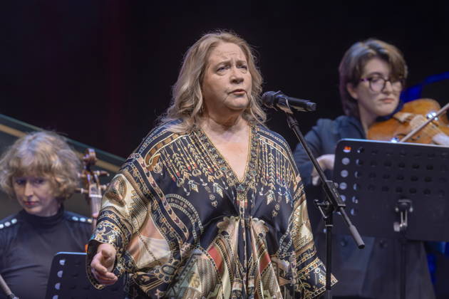 Auftritt von Kathy Kelly & Camerata Musikus(s) mit Milko Kersten während der 18. HOPE Gala im Schauspielhaus Dresden. Die HOPE-Gala Dresden ist eine Benefizveranstaltung, die das Kinderprojekt HOPE Cape Town in Südafrika in seinem Engagement für Gesundheit, Förderung und Bildung von Kindern und jungen Erwachsenen in den Townships rund um Kapstadt unterstützt.