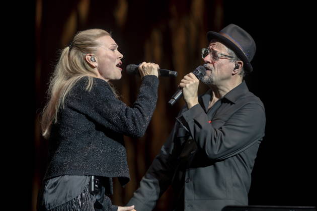 Auftritt von Sängerin Anna Loos mit Jan Josef Liefers & Radio Doria während der 18. HOPE Gala im Schauspielhaus Dresden. Die HOPE-Gala Dresden ist eine Benefizveranstaltung, die das Kinderprojekt HOPE Cape Town in Südafrika in seinem Engagement für Gesundheit, Förderung und Bildung von Kindern und jungen Erwachsenen in den Townships rund um Kapstadt unterstützt.