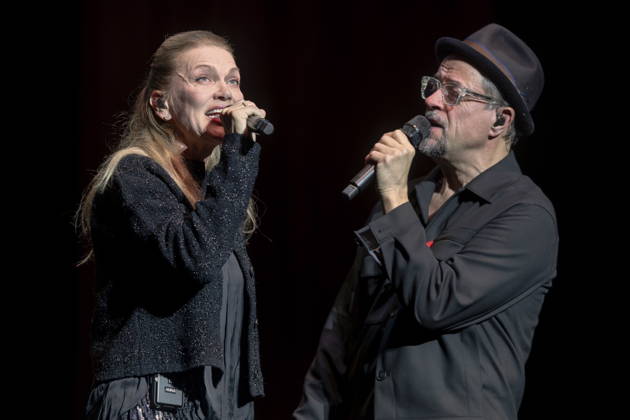 Auftritt von Sängerin Anna Loos mit Jan Josef Liefers & Radio Doria während der 18. HOPE Gala im Schauspielhaus Dresden. Die HOPE-Gala Dresden ist eine Benefizveranstaltung, die das Kinderprojekt HOPE Cape Town in Südafrika in seinem Engagement für Gesundheit, Förderung und Bildung von Kindern und jungen Erwachsenen in den Townships rund um Kapstadt unterstützt.