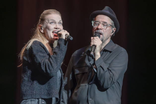 Auftritt von Sängerin Anna Loos mit Jan Josef Liefers & Radio Doria während der 18. HOPE Gala im Schauspielhaus Dresden. Die HOPE-Gala Dresden ist eine Benefizveranstaltung, die das Kinderprojekt HOPE Cape Town in Südafrika in seinem Engagement für Gesundheit, Förderung und Bildung von Kindern und jungen Erwachsenen in den Townships rund um Kapstadt unterstützt.