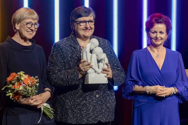 Dr. Maria Decker (Mitte) nimmt den HOPE Award stellvertretend für SOLWODI Schwester Lea Ackermann (SOLidarity with WOmen in DIstress - Solidarität mit Frauen in Not).) entgegen während der 18. HOPE Gala im Schauspielhaus Dresden. Links im Bild Inge Bell (Laudatorin) und rechts Viola Klein n(Initiatorin Hope Gala). Die HOPE-Gala Dresden ist eine Benefizveranstaltung, die das Kinderprojekt ãHOPE Cape TownÒ in Südafrika in seinem Engagement für Gesundheit, Förderung und Bildung von Kindern und jungen Erwachsenen in den Townships rund um Kapstadt unterstützt.