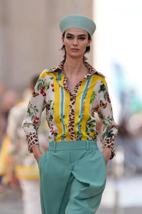 Lisbon Fashion Week in Lisboa, Portugal - 10 Oct 2026 A model walks the runway during Carlos Gil fashion show at ModaLisboa Priority, Lisbon Fashion Week in Lisboa. Lisbon Portugal Copyright: xBrunoxdexCarvalhox xSOPAxImagesx brunodecarvalho_modalisboapriority-1998