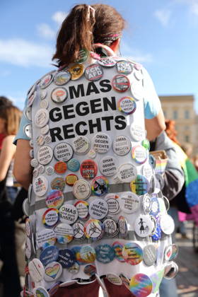 Eine Demonstrantin steht mit vielen Omas gegen Rechts Ansteckern auf dem Alten Markt während einer Demonstration für die Überprüfung rechtsextremer Parteien durch das Bundesverfassungsgericht, Potsdam, 10. Oktober 2026. Prüf-Demo in Potsdam