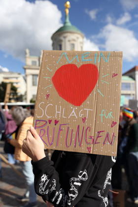 Eine Demonstrantin steht mit Schild Mein Herz schlägt für Prüfungen auf dem Alten Markt während einer Demonstration für die Überprüfung rechtsextremer Parteien durch das Bundesverfassungsgericht, Potsdam, 10. Oktober 2026. Prüf-Demo in Potsdam