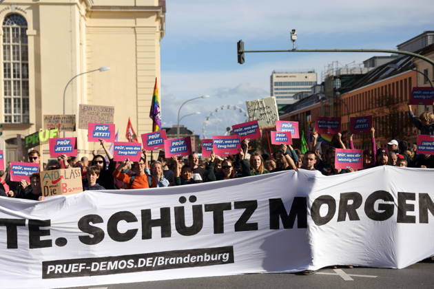 Demonstranten stehen mit Banner Prüf heute. Schütz morgen! auf der Breiten Straße während einer Demonstration für die Überprüfung rechtsextremer Parteien durch das Bundesverfassungsgericht, Potsdam, 10. Oktober 2026. Prüf-Demo in Potsdam