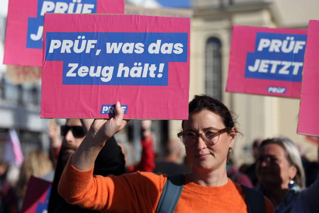 Eine Demonstrantin steht mit Schild Prüf, was das Zeug hält! auf der Breiten Straße während einer Demonstration für die Überprüfung rechtsextremer Parteien durch das Bundesverfassungsgericht, Potsdam, 10. Oktober 2026. Prüf-Demo in Potsdam